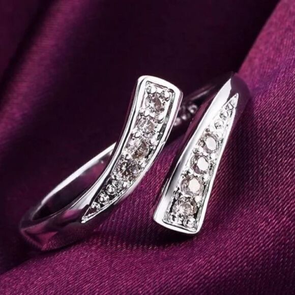 The Tibetan Bypass Ring adjustable w cubic zirconia - Picture 2 of 8